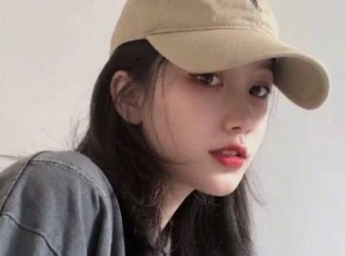 女朋友被窝里撒娇说要抱抱 我一把就推开她了