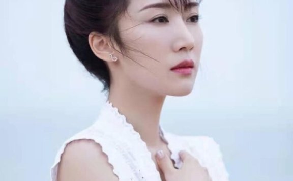 李念穿镂空白裙度假好清纯,“巴掌腰”真让人酸