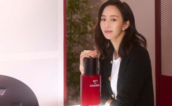 张钧甯穿“黑白配”基础款穿搭，简单又高级