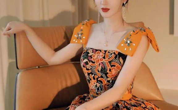 张萌穿橘红条纹抹胸长裙超美艳!成熟妩媚女人味十足