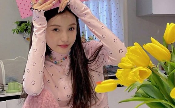 林小宅穿粉色少女感满满,穿搭清纯像未成年少女