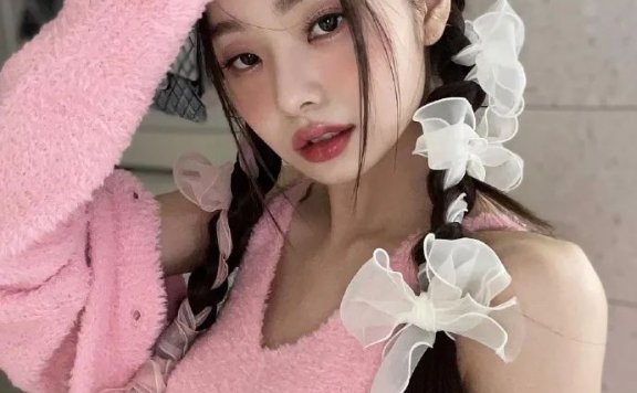 宋智雅晒微博美图大秀事业线!粉色绒衣俏脸妩媚