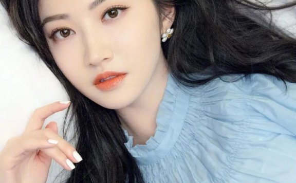 景甜穿浅蓝泡泡袖上衣清纯靓丽!美得让人窒息