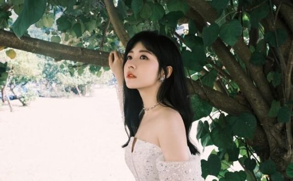 赖美云一袭抹胸短裙穿出好比例,示意小个子穿衣品味