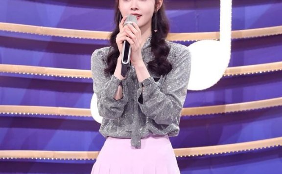 宋轶郭麒麟再合体，穿基础款录节目清纯甜美