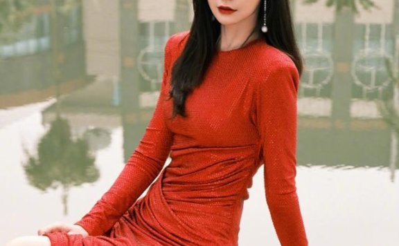 沈梦辰终于熬成“一姐”，穿红裙站C位明艳大方让人眼前一亮