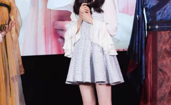 宋轶长袖连衣裙秀小鸟腿，长发披肩温婉动人