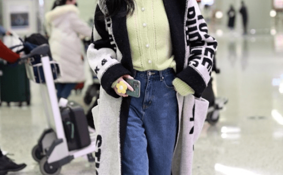 张俪穿“字母睡袍”大衣走气场霸气侧漏,太飒了