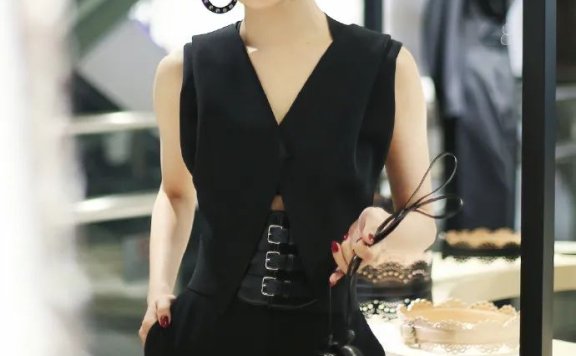 辛芷蕾穿黑色无袖连体裤超冷艳！肌肤白皙如雪美得让人心动