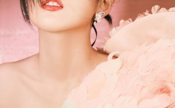 宋祖儿穿粉裙还开高叉走红毯,身材让人羡慕