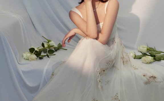 杨采钰穿抹胸白裙大秀美背!雪肤玉貌太性感撩人