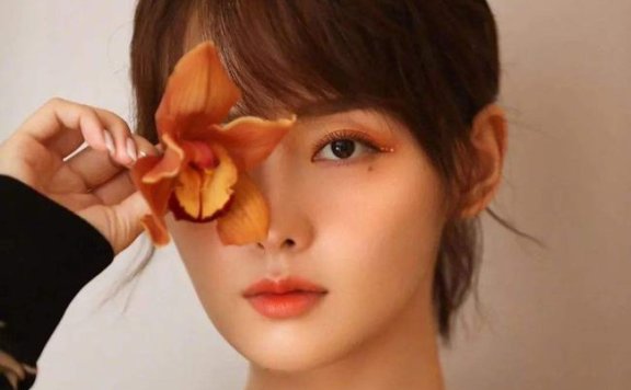 张佳丽的妆真的很不干净,眼睛小有点仙气