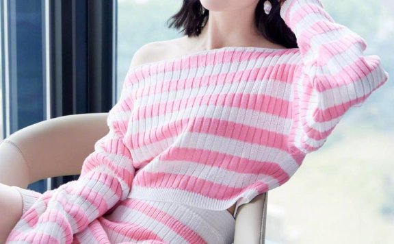 景甜穿粉白条纹针织套大秀美腿,活力满满少女感十足!