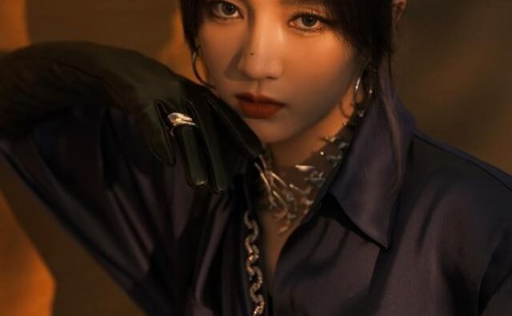 孟佳衬衫裙搭配腰封演绎国潮新时尚，看着就好高级