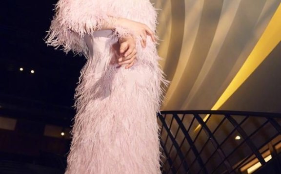 范冰冰穿粉色羽毛裙美若天仙,40岁状态仍在巅峰