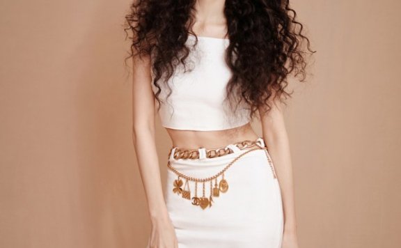 王鸥梳“泰迪”发型穿金链条套装,不走寻常路的打扮确实有个性