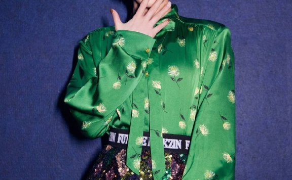 杨丞琳绿色开衩亮片裙露出美腿超靓！俏脸甜美相当明艳动人