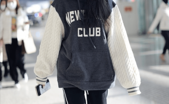 林允机场街拍:穿灰色卫衣搭配工装马甲休闲又有范