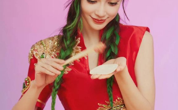 杨颖穿中国风大红裙大秀美腿！白皙美腿太性感