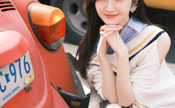 景甜毛衣衬衫叠穿减龄又时髦,初恋感不输高中生