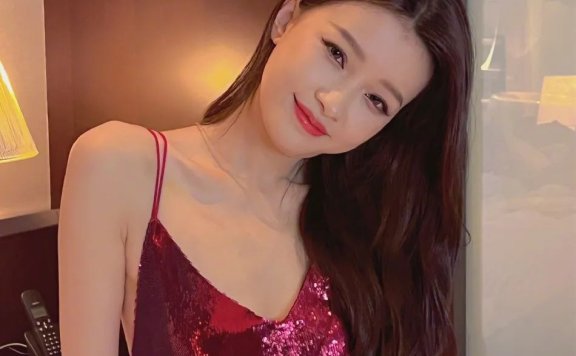 孙怡穿红色吊带低胸裙秀白皙香肩！雪肤玉貌太性感迷人