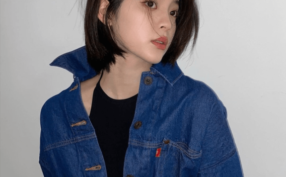 欧阳娜娜蓝色牛仔套装内搭挂脖背心，真挺潮的