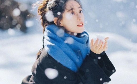 祝绪丹雪地拍时尚大片,黑色大衣搭配蓝色围巾氛围感满满