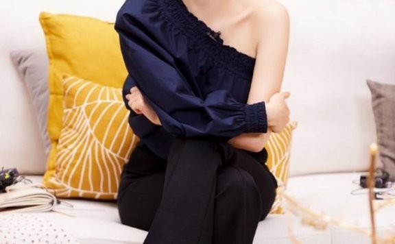 王子文恋爱后穿斜肩上衣秀迷人美肩,烈焰红唇凹出大气场