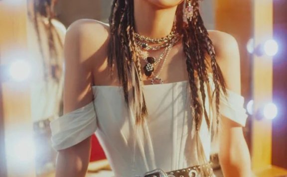 周洁琼怀抱琵琶小露香肩酷炫甜辣美得不可方物