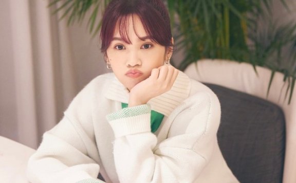 杨丞琳穿奶呼呼的翻领毛衣好少女，配撞色领带更吸睛