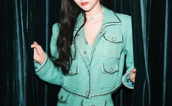 吴宣仪庆26岁生日穿绿色套装减龄又娇俏,“漫画腿”太抢镜