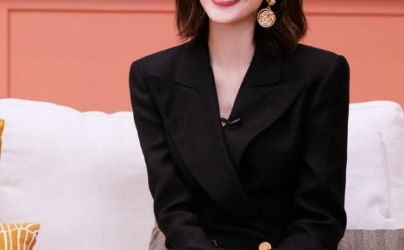 唐艺昕穿西装裙大胆扮“下衣失踪”,筷子腿抢镜