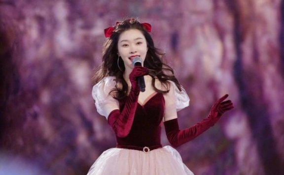 宋轶穿红色拼接薄纱礼裙宛若在逃公主，肤白貌美真甜