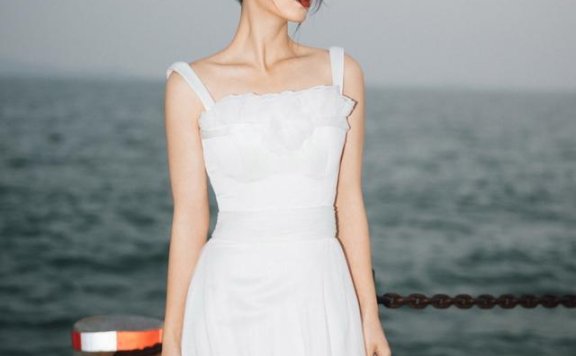 邢菲穿小白裙如仙女下凡,157的身高比例完美