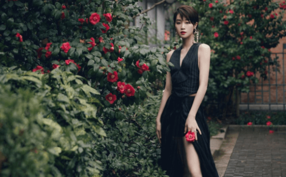 蓝盈莹穿黑色露背开叉套装洋气又独特，身材真惹眼