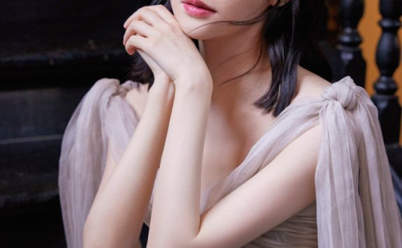 景甜穿粉色系带长纱裙大秀香肩!大秀白皙的香肩