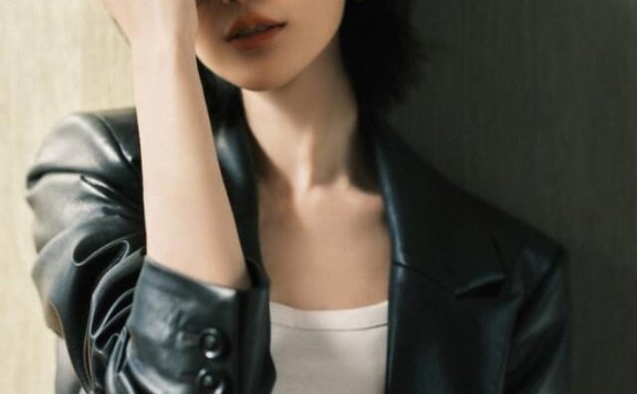 毛晓彤穿皮衣皮裙扮“下衣失踪”，这腿太真实了
