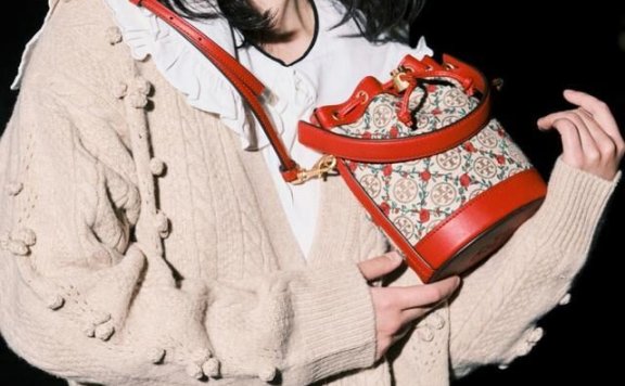 阚清子针织衫搭配连衣裙打扮似学生,减龄温柔