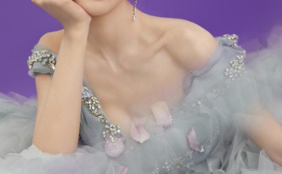 Angelababy连发美照，穿深V裙甜美又梦幻