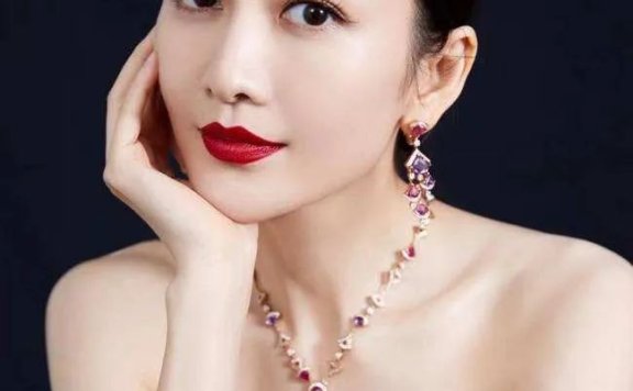 王鸥穿深咖色吊带礼服超美艳!魔鬼身材性感迷人