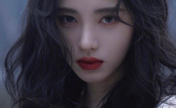 鞠婧祎雪地红衣美图曝光!烈焰红唇很撩人