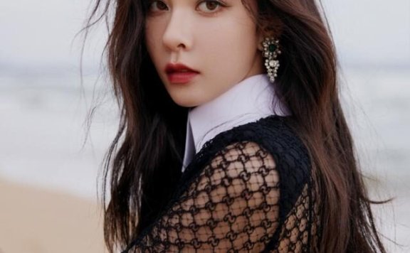 宋妍霏穿镂空黑裙大秀曲线美,尽显熟女风情