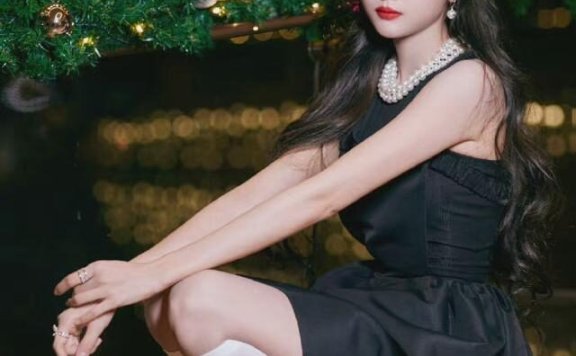 吴宣仪惊艳亮相跨年晚会,穿小黑裙又甜又辣,细长腿抢镜