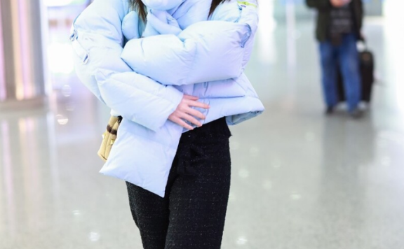 张雪迎机场街拍：穿蓝色羽绒服配黑色休闲裤，阳光可爱有元气