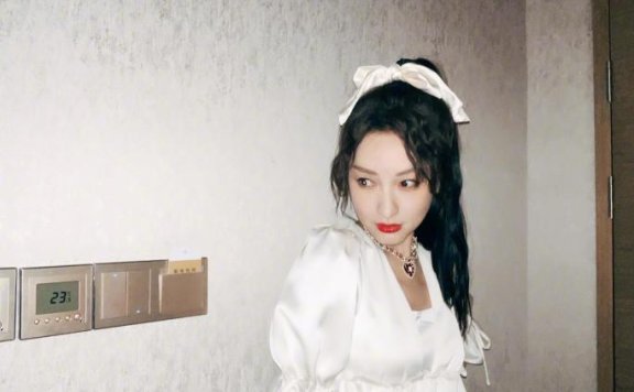 吴昕穿娃娃裙戴蝴蝶结，38岁少女得不行