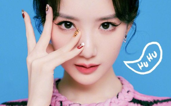 毛晓彤穿粉色虎纹短裙大秀美腿！肤白貌美性感撩人