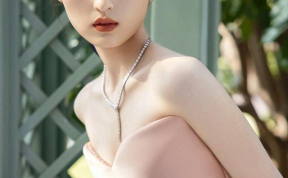 张子枫穿抹胸裙走红毯似“在逃公主”,真是太惊艳了