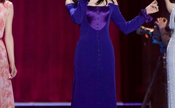 姚晨穿一袭克莱因蓝开叉长裙,尽显摇曳生姿好身材