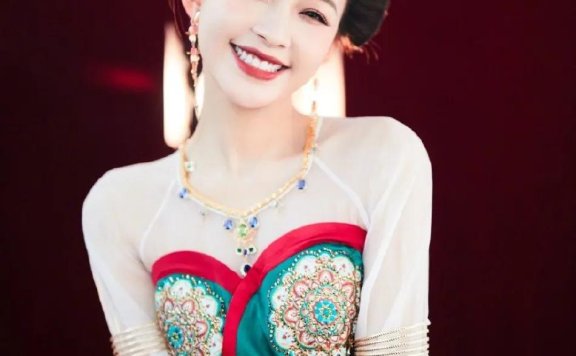 孙怡晒唐装红裙起舞美若天仙！雪肤玉貌太惊艳迷人