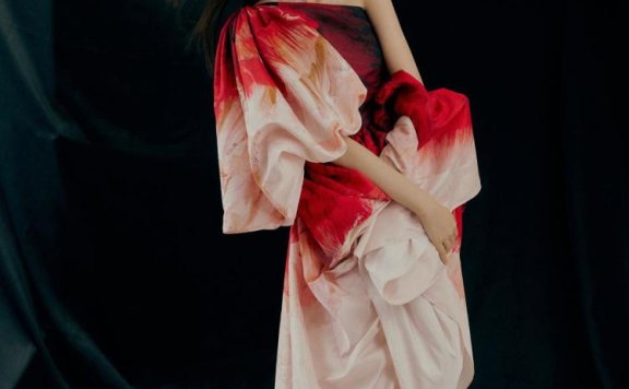 乔欣暗红唇色显病娇，渐变晕染的红色礼裙吸睛